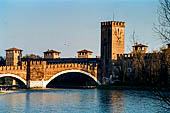 Verona - Il ponte di Castel Vecchio, conosciuto anche come ponte Scaligero, sul fiume Adige facente parte della fortezza di Castelvecchio. 